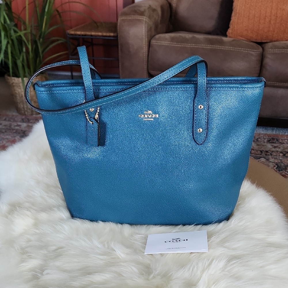 Beautiful NWOT Coach Turquoise Saffiano Leather Zippered Tote 💙🎁
